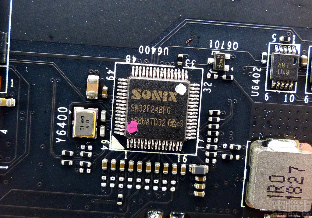 SONiX SN32F248FG Cortex-M0 微掌握器,负责掌握风扇转速与 RGB LED 灯光结果