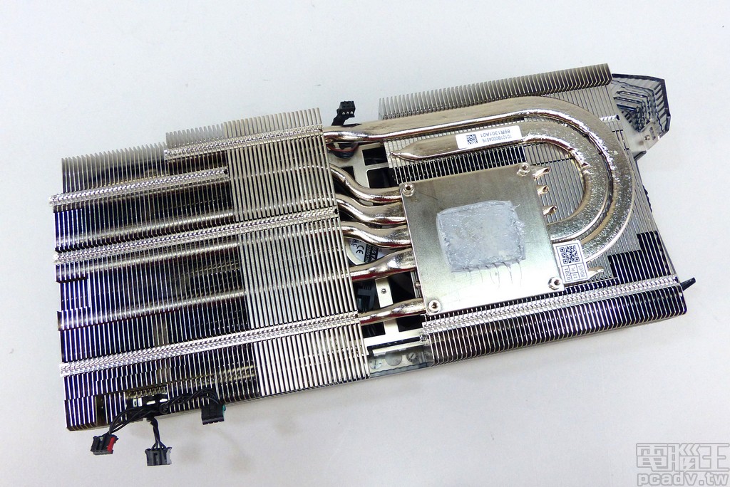 散热器采用铜底镀镍底座,再以 4 条 8mm 与 2 条 6mm 热导管连接铝制鳍片