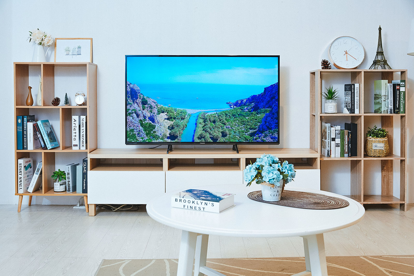 TH-55GX750W 擁有相當嚴謹的造型設計，從正面可以看到方正挺立的機體，與極高的屏占比，和簡約的腳架，讓整台電視呈現俐落的樣貌。