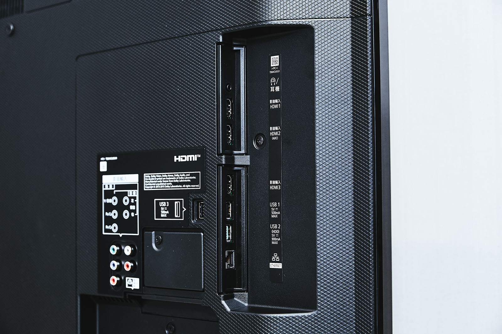 位於機背側邊的傳輸介面群，則包含 HDMI、耳機、LAN 有線網路端子、USB 3.0 介面等，提供用家極大的外部器材連接便利度。