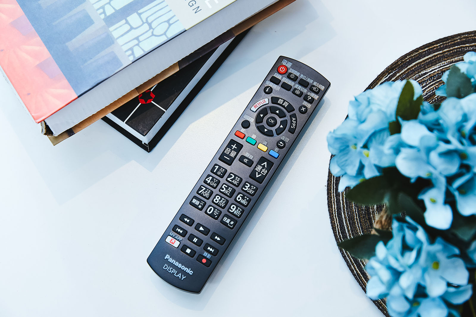 由弧面機殼為主，搭配大型按鍵構成的遙控器，加上鮮明的功能鍵分區、分色排列，帶來相當優異的操控感。