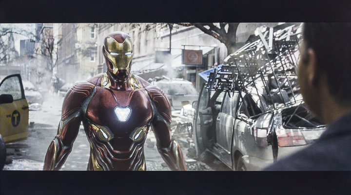 當然，功能面之外，相信大家最在意的還是實際應用，其實 TH-55GX750W 也同樣具備貼心設計，在遙控器上就可快速啟動程式首頁外，方便的功能按鍵分區規劃，也讓用家可以快速的操作，所以想要看電影？輕鬆啟動訊源，立刻看到清晰艷麗層次豐富的畫面。