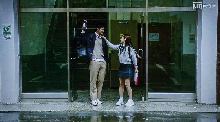 至於現代人另一重要娛樂，絕對非追劇莫屬，利用線上影音平台的服務，可以盡情悠遊在不同國家的戲劇之中，且重點是雖然這類影音平台所提供的最高畫質多僅為 Full HD 1080P，但 TH-55GX750W 內建的 4K FINE REMASTER 處理技術，可以讓這些影片以 4K 超高解析的品質再現。