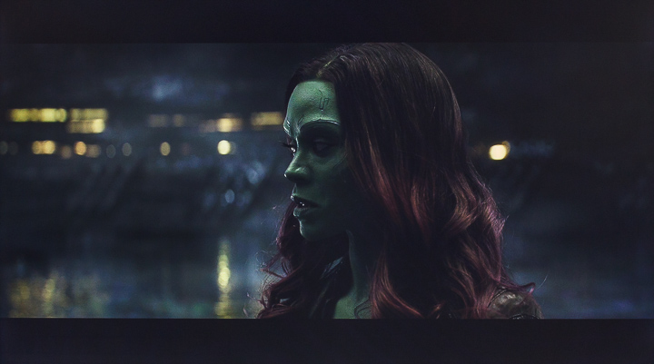 而這張翻攝場景所呈現的極暗色調，則是對於顯示器材最極致的考驗之一，因為畫面暗處的髮絲細節，以及微弱的色階變化，都透過Panasonic獨家好萊塢HCX晶片的精確處理，讓暗階與色彩都保有原始的深沉，並再現其應有的彩度與銳利度，相較於他廠同級液晶電視，TH-55GX750W所具備的優勢輕易可見。