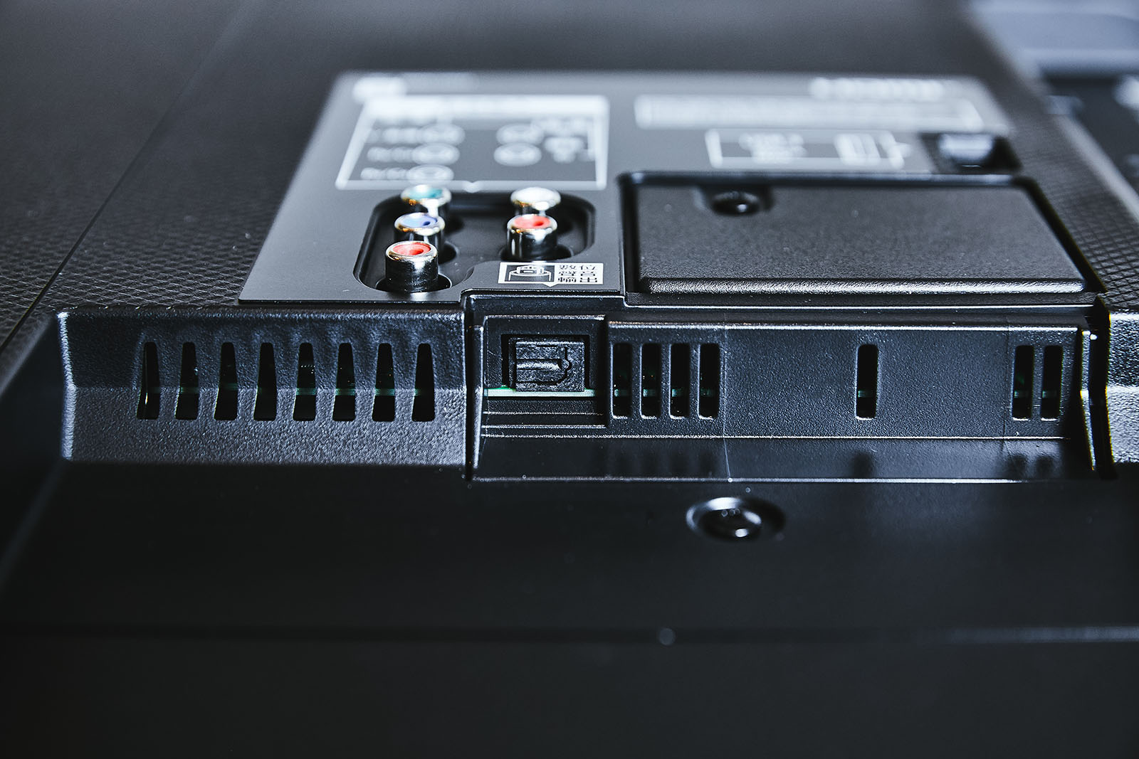 而位在機背底部內的傳輸介面則配置數位音訊光纖介面。