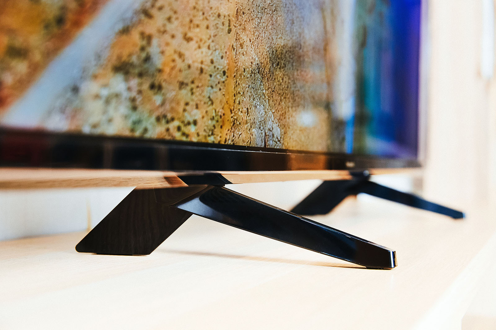 簡約時尚的腳架，以前細後寬的多邊形設計，搭配鋼琴鏡面烤漆，在燈光下展現出多變樣貌，卻又同時帶來穩固的支撐力道，給予用家美感和實用性兼具的信心。