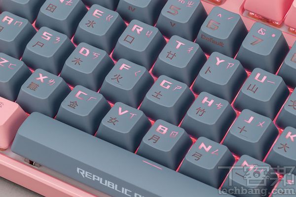 RGB背光鍵搭配 Aura Sync RGB 燈光技術，可以變更背光效果，支援單鍵背光設定。