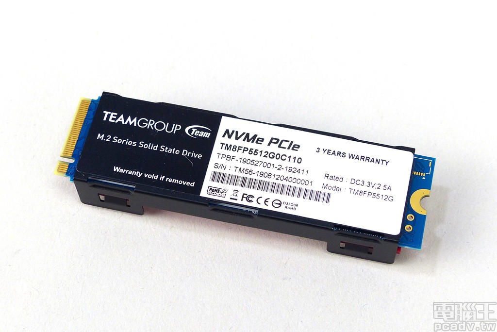 ▲ Cardea II M.2 PCIe SSD 背面貼上型號貼紙，貼紙表明此產品最大電源需求為 +3.3V/2.5A，並享有 3 年保固。