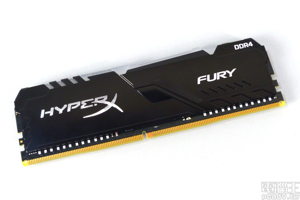 ▲ Fury DDR4 RGB 系列其中 1 面散熱片沖壓並銑出 HyperX 商標圖案，一側再以銀白色漆料印製 DDR4 與 FURY 字樣。