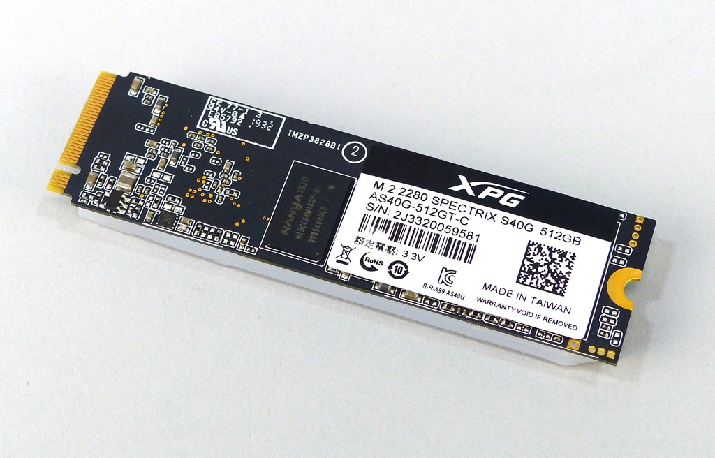 ▲ 為顧及產品美觀性,ADATA把標籤貼紙貼在SPECTRIX S40G背面,此處也可觀察到512GB容量版本選用1個Nanya NT5CC64M16GP-DI DDR3L-1600 1Gb,作為快取與緩衝使用。