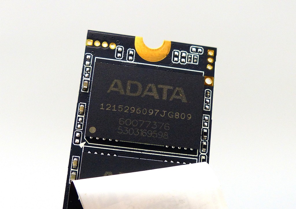 ▲ 輕輕撕開標籤貼紙,這款SPECTRIX S40G採用ADATA自家封裝快閃記憶體顆粒,512GB容量版本共有4個,推測每個封裝容量為128GB。