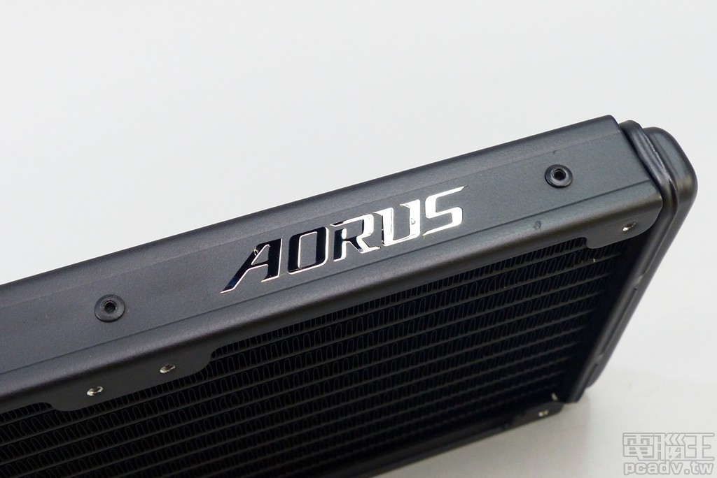 ▲ GIGABYTE 額外於散熱排的側面貼上 AORUS 金屬貼紙，增加產品質感賣相，但考量到機殼內部安裝方向不一的情況，或許讓玩家自行黏貼會更好。