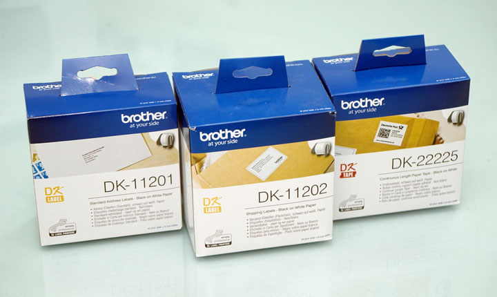 DK 系列的標籤帶為紙質，但也具備不易褪色、泛黃的耐用度，而成本更是要比 TZe 更便宜。