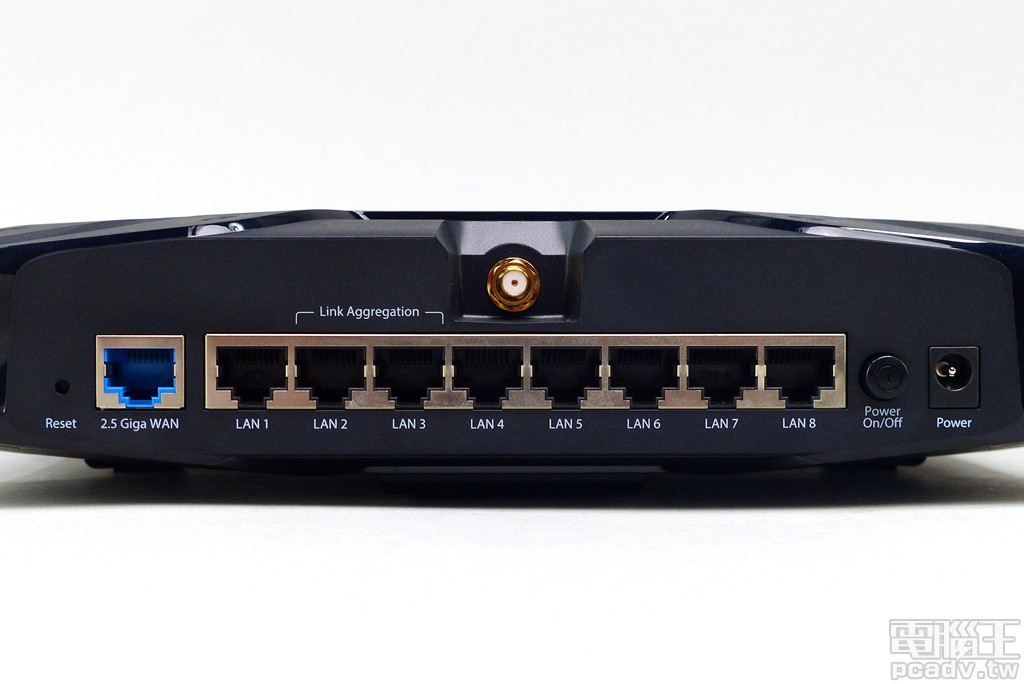 ▲ RJ45 有線網路孔均安排在機身後側，1 個 WAN 埠最高可支援 2.5Gbps 連線速率，8 個 LAN 埠最高可支援 1Gbps，其中 LAN 2 和 LAN 3 可於網頁管理介面合併，透過 802.3ad/Link Aggregation 協定組成 2Gbps，可用於連接 NAS 等高速傳輸應用。