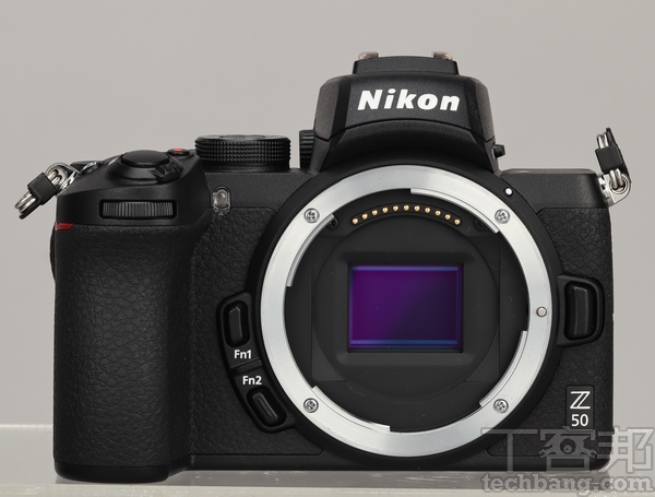 接環與感光元件 Nikon Z50採用與全片幅Z7、Z7相同的Z接環，感光元件則採用APS-C格式CMOS（DX格式），可與全片幅Z機身共用鏡頭，並且價格也較為便宜。