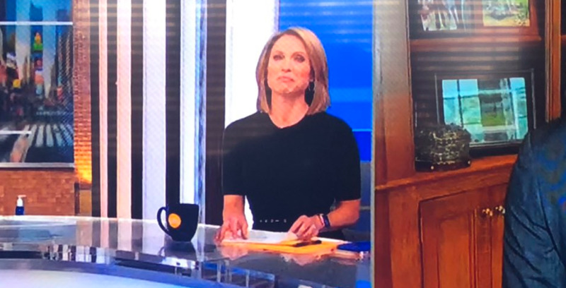 Amy Robach 尷尬又不失禮貌的微笑。