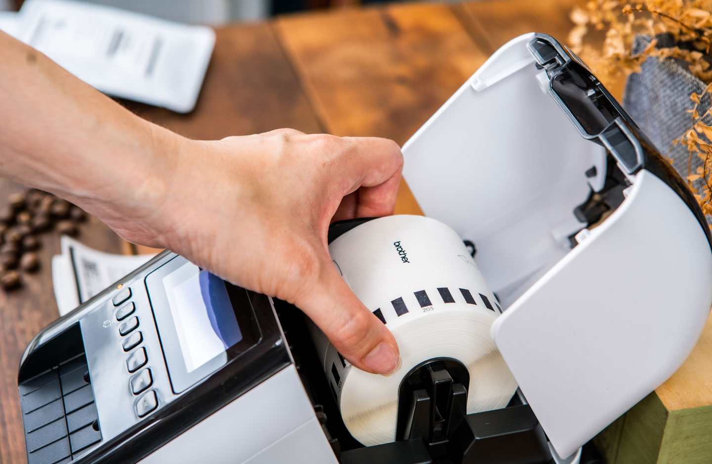 Brother QL-820NWB 採用了兼具成本與耐用性的 DK 系列紙質標籤帶。