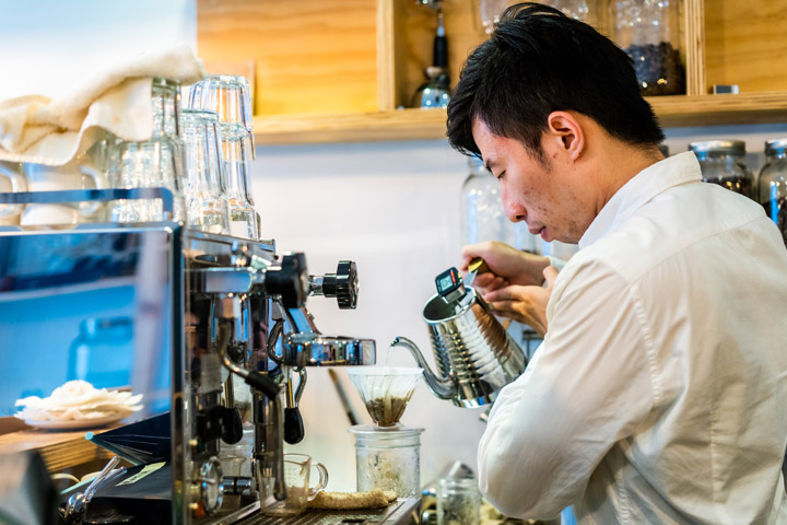 早在大學時代，唐子軒就開始嚐試創業，而初次創業就擇了複合式咖啡廳作為挑戰的目標。▲ 對於創業一直抱持極高熱忱的唐子軒，在就讀碩士班的時候，就選擇休學來追求創業的夢想。