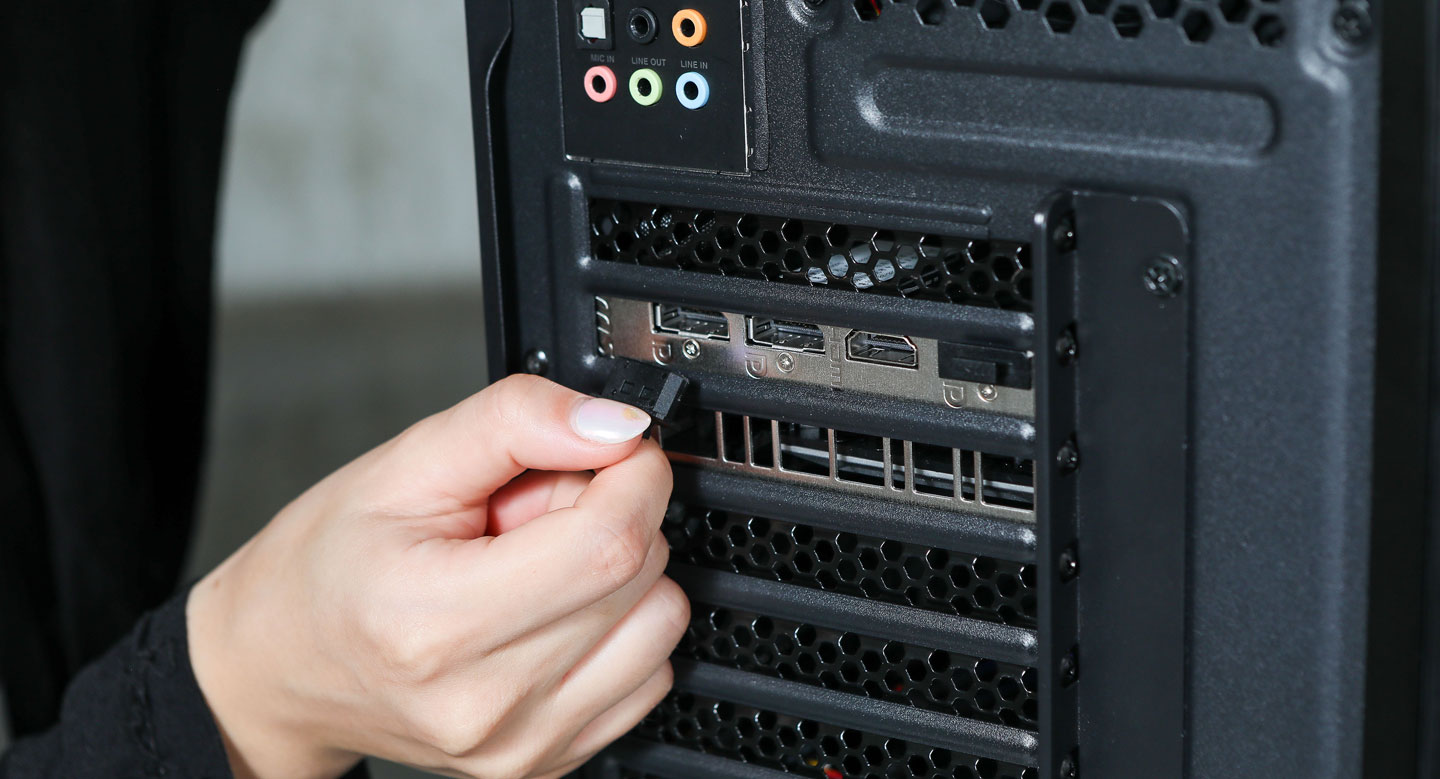 捷元宙斯機-10-6U 搭配了 NVIDIA GeForce GTX 1660 獨立顯卡，提供多達三組的 DisplayPort 與一組 HDMI 埠。