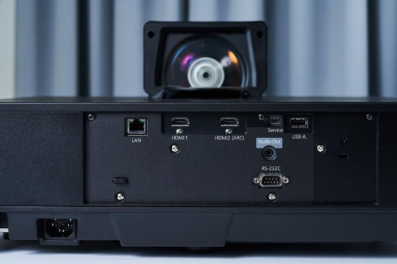 傳輸介面群規劃在 EH-LS500 機體背面的中央位置，從這裡可以找到兩組 HDMI 端子，一組 LAN 有線網路介面以及一組 USB 端子，HDMI 端子為 HDMI 2.0 規格，可完整對應 4K HDR 視訊，USB 則方便玩家對應手邊的外接儲存裝置，快速讀取影音檔案。整體看來，EH-LS500 在連接外部訊源的對應性表現上是頗優秀的。
