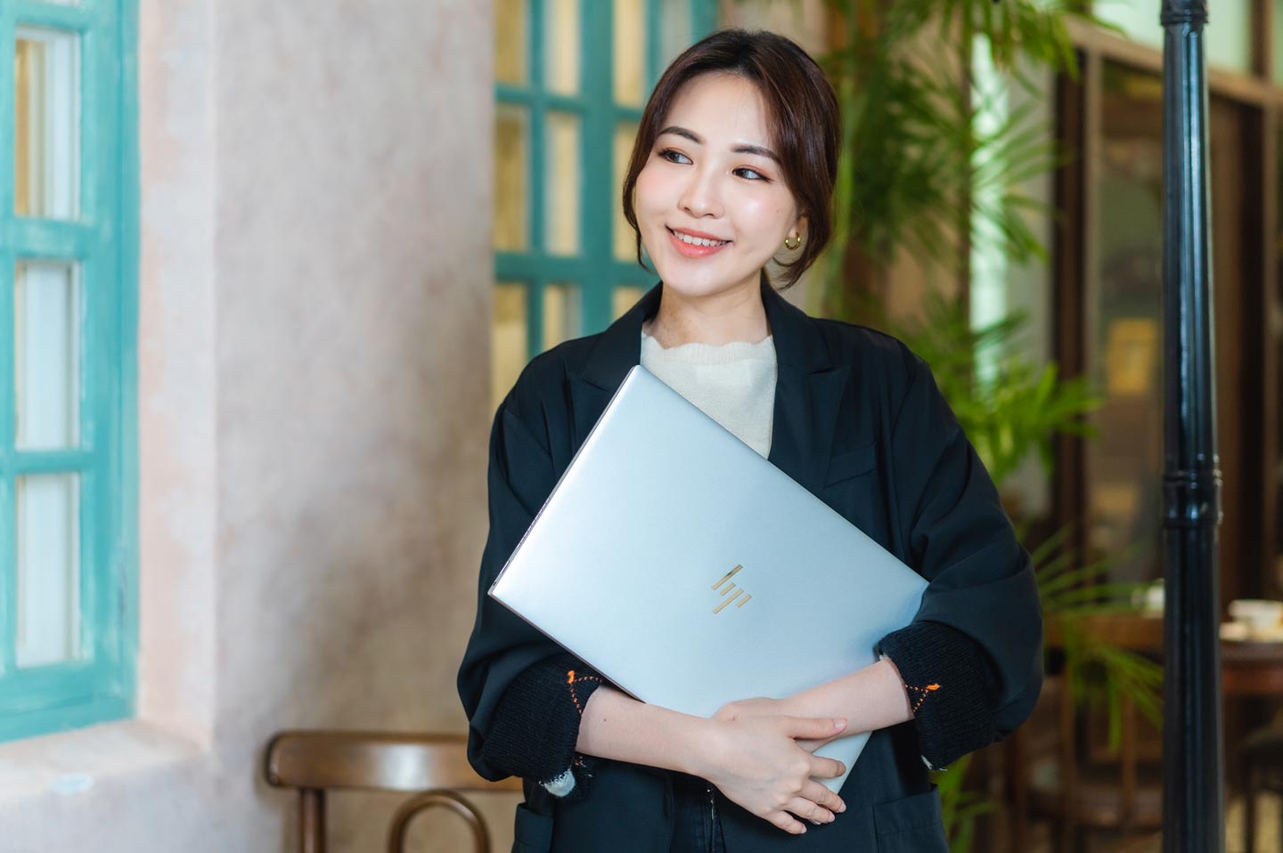 HP ENY 15 是一款內建大尺寸螢幕的筆電,但質感優異的機身與纖薄取向的設計,讓它在優異效能之外,也兼具備不錯的行動力!