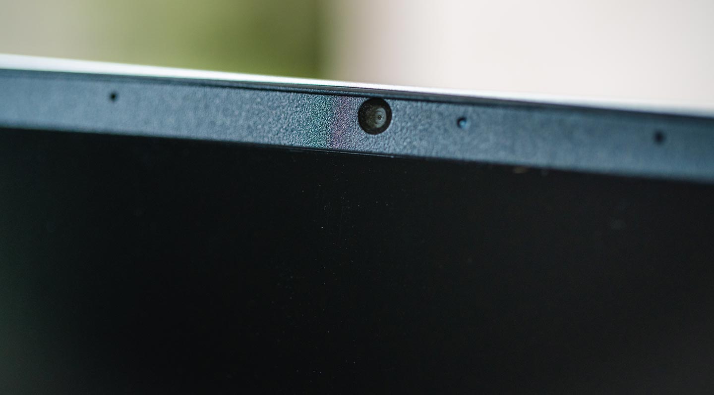 在螢幕上方可看到 HP Wide Vision 720p HD 攝影機,並整合了雙陣列數位麥克風,同時也具備可切換開關的視訊鏡頭遮蔽功能,確保使用的隱私不受侵害。