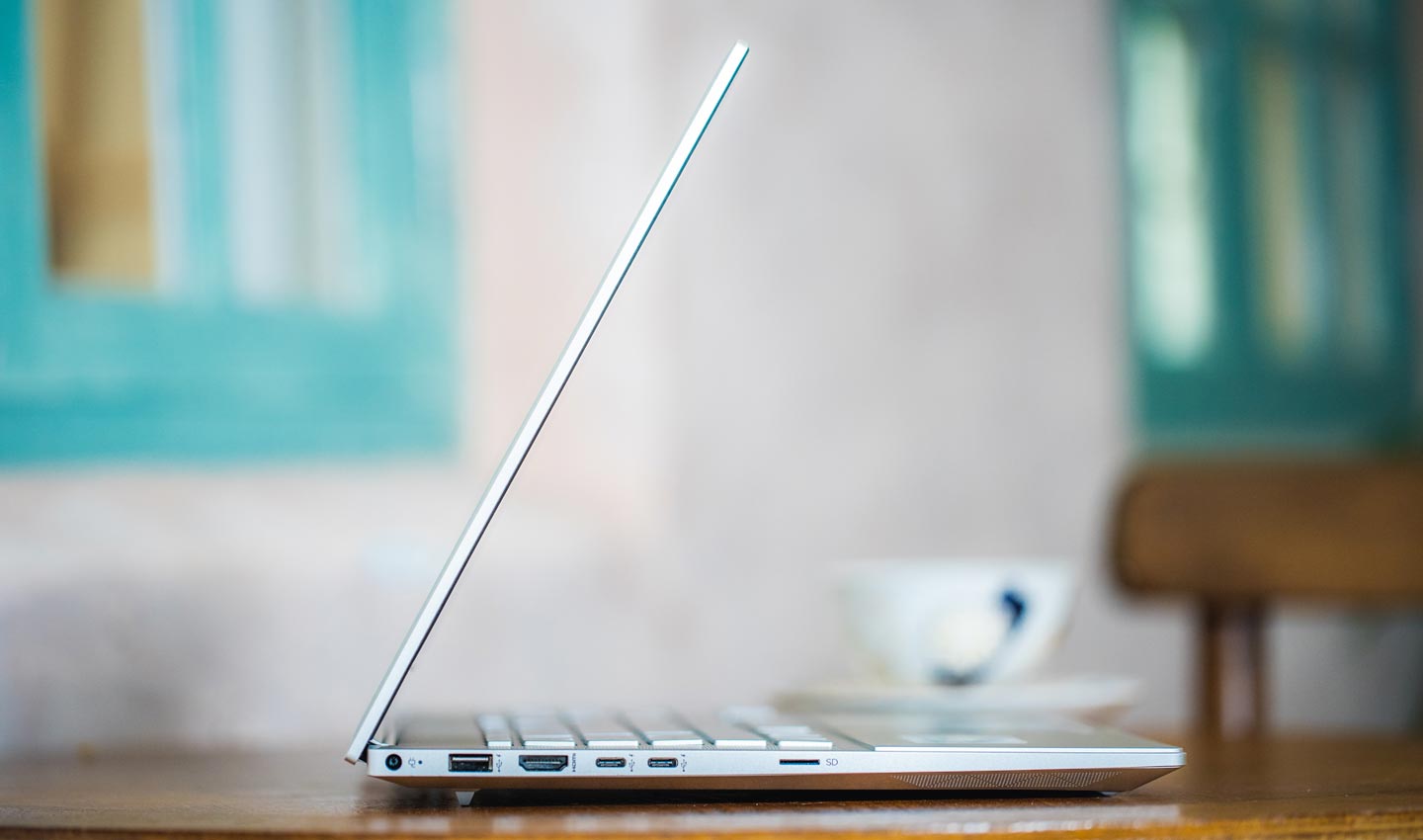 從側面不難看出 HP ENY 15 的機身相當纖薄。