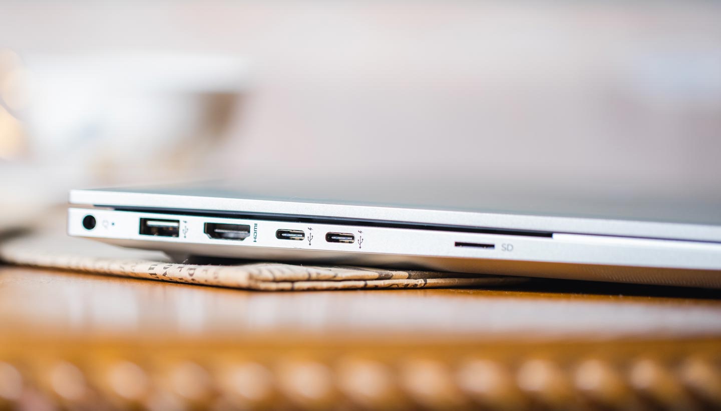 機身左側可看到電源接口、USB 3.2 A Gen1 埠、HDMI Out、兩組 USB 3.2 C Gen1 埠與一組 microSD 讀卡槽。