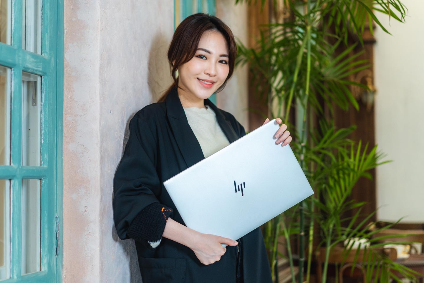 HP ENY 15 的整機重量落在 2Kg 左右,攜帶性不成問題。