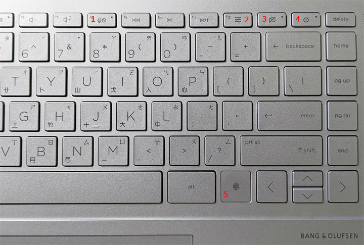 HP ENVY 15 的鍵盤採 All-In-One 整合式設計,包括靜音(1)、HP COMMAND CENTER 指令中心(2)、視訊鏡頭開關(3)、開機 / 關機(4)與指紋辨識器(5)都整合在鍵盤上,方便使用者操作。