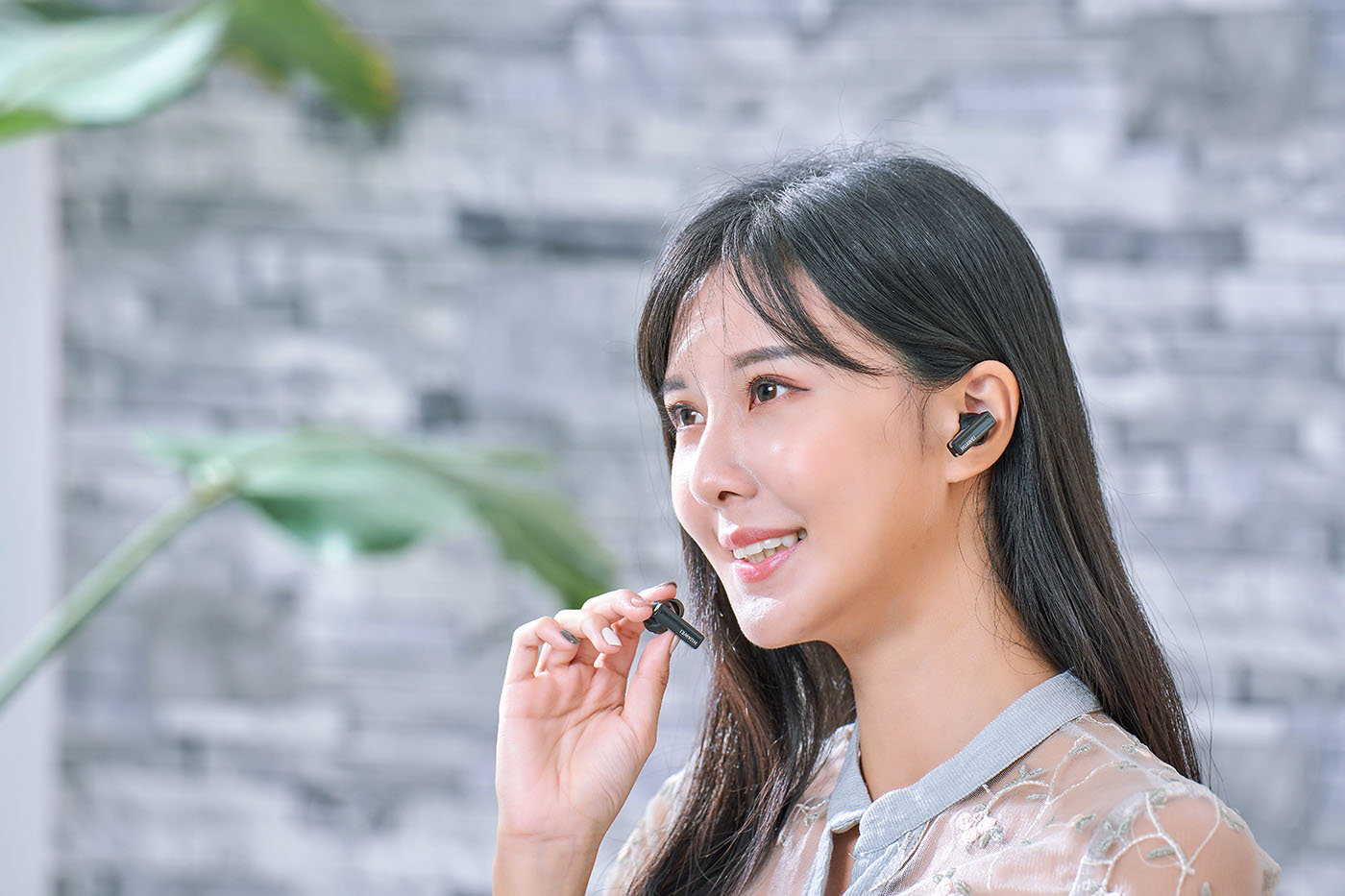 前面提到FreeBuds Pro 內建骨聲紋通話降噪功能，可以大幅提升通話時的音訊傳送清晰度，其實這款耳機還支援將單側耳機取下，作為獨立通話麥克風使用，讓通話效果更好。