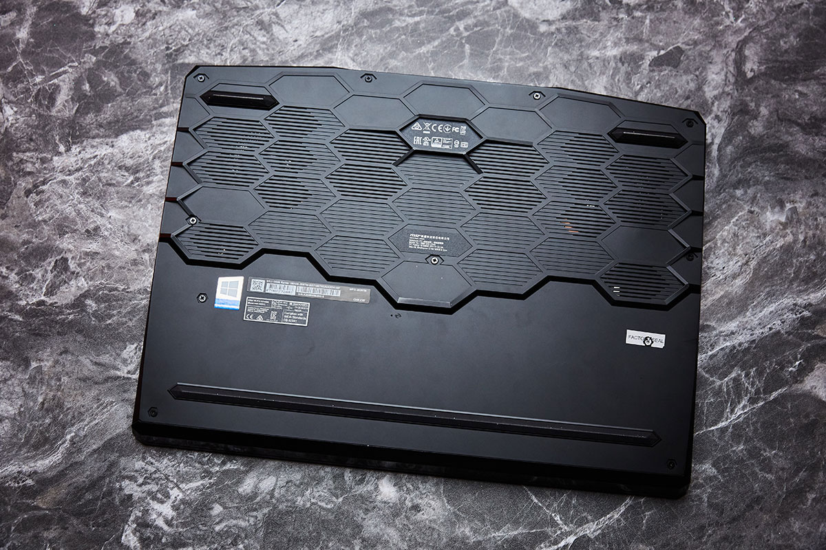 MSI GE66 的機身底部設計也很有戲,上半部以獨特的蜂巢式造型整合了散熱孔與腳座,並在中段與上加入了墊高設計,以確保入風口的進氣順暢。