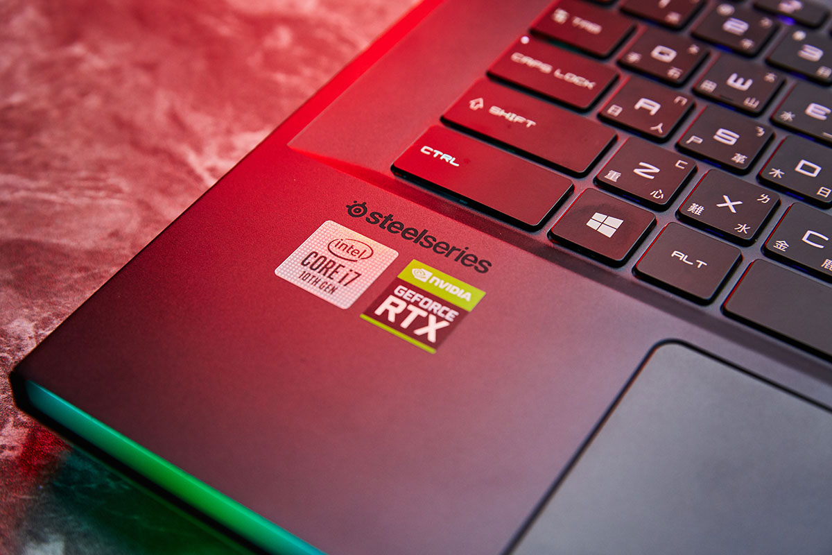 今年的 MSI GE66 也全面換上 Intel 第十代 Core i 系列處理器,除了此次評測搭配的 Intel Core i7 高電壓版本處理器,也能選配更高階的 Intel Core i9 系列處理器;另外獨立顯卡的部份也都採用 NVIDIA GeForce RTX 系列的中高階規格。