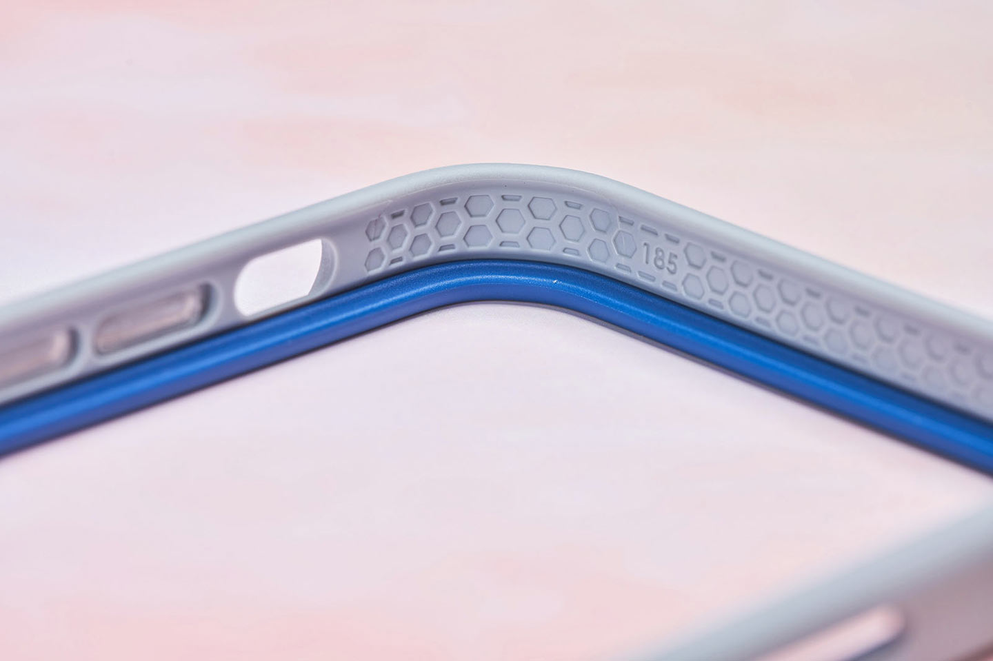 Mod NX 的邊框採用了犀牛盾獨家的 ShockSpread 材料搭配內裡的蜂巢狀結構，既纖薄又可以有效緩衝對手機的衝擊力。