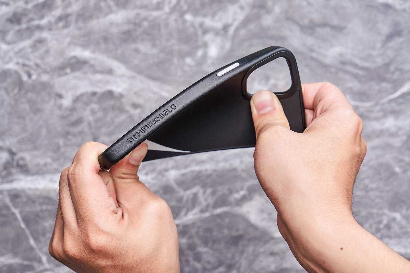 雖然輕薄，但 SolidSuit 的強韌度仍舊不容小覷，同樣採用犀牛盾創新的 ShockSpread 素材，防護力值得信賴。