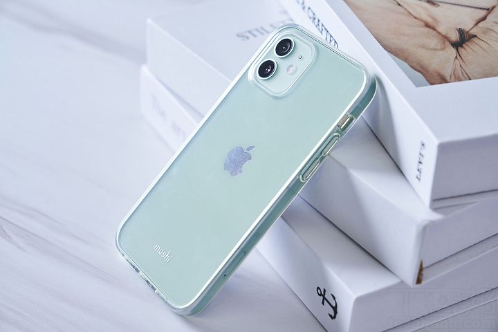 要展現 iPhone 12 的新色，就要選擇 Vitros 超薄透亮保護殼。