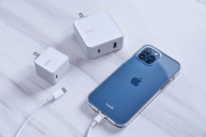 由於iPhone 12 系列盒裝沒有附充電器，可選擇 Moshi Qubit 迷你 USB-C 充電器，支援 PD 快充 18W，可加速充電效率。