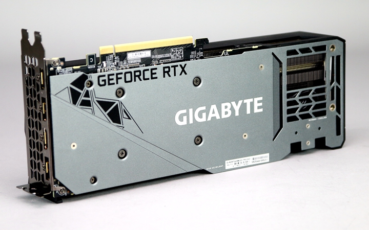 技嘉科技 GeForce RTX 3060 Ti GAMING OC PRO 8G 顯示卡背面的造型金屬強化背板，除了能強化負重強度，防止電路板彎曲受損或零件撞落外，也能藉由覆蓋記憶體和相關元件來降低運作溫度並提高穩定性。