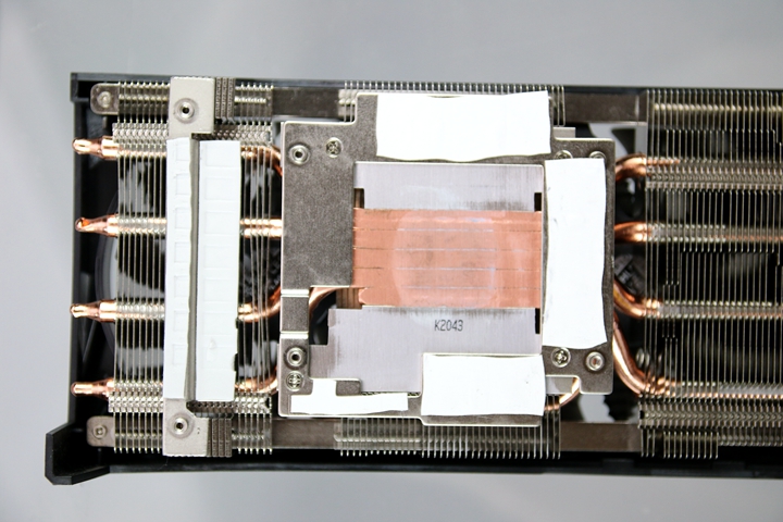 技嘉科技 GeForce RTX 3060 Ti GAMING OC PRO 8G 顯示卡的散熱器，主要是由和顯示卡等長的散熱鰭片，以及一塊熱導管直觸的鍍鎳底座所構成，讓顯示卡上的繪圖晶片、記憶體和供電元件分別藉由散熱膏、導熱墊將廢熱經由延伸到底座的 5 支純銅熱導管依序由散熱鰭片、散熱風扇排放。