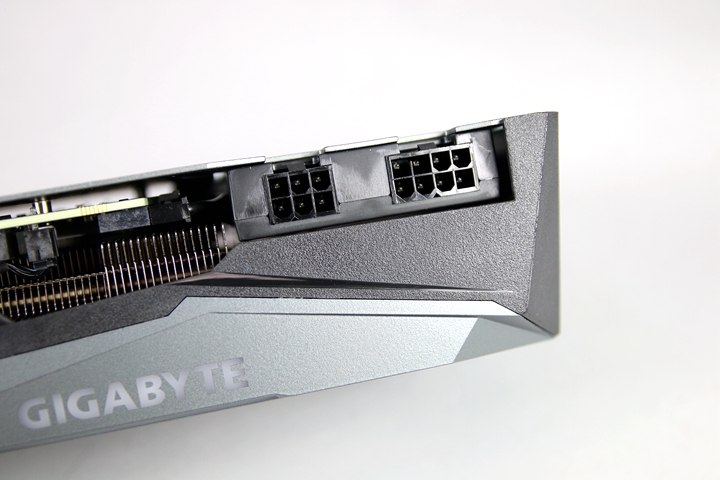 在顯示卡頂部尾端，技嘉科技 GeForce RTX 3060 Ti GAMING OC PRO 8G 顯示卡沿用傳統的 8 PIN + 6 PIN 兩個插座來做外部供電輸入。 ▲ 技嘉科技 GeForce RTX 3060 Ti GAMING OC PRO 8G 顯示卡具有「雙 BIOS」設計，因此，玩家們可以透過頂部的切換開關來選用「OC Mode（預設）」或「SILENT MODE」後，重新開機讓顯示卡的散熱風扇以主動、全速（OC Mode），或被動、低速（SILENT MODE）的運作狀態來進行散熱。 