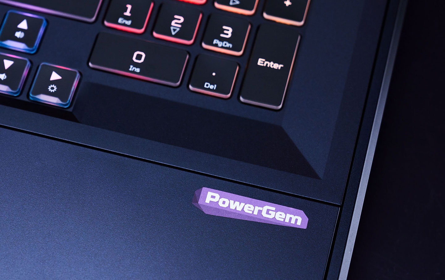 鍵盤右下角可看到 PowerGem 的字樣，這個技術也是 Predator Helios 700 散熱強化的軟體優化功能。