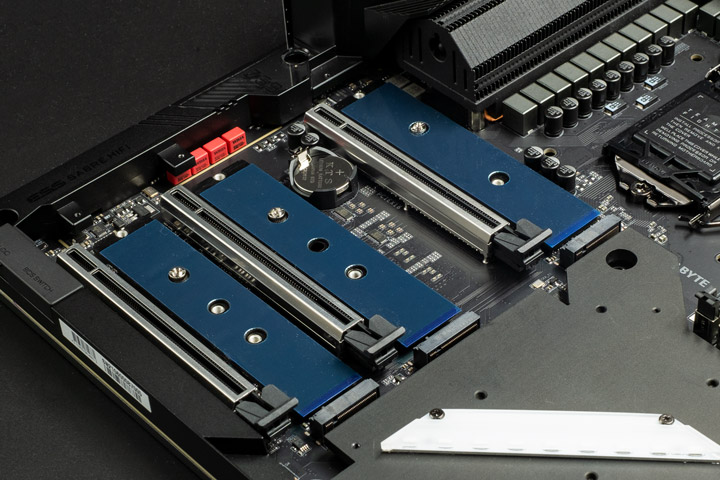 將上蓋散熱裝甲卸下後，可以看到三個 M.2 插槽。惟需留意的是，中間的才是直通 CPU 的 Gen4 x4 插槽，若把 M.2 SSD 插到第一個或第三個，則會以 Gen3 x4 的速度運行。