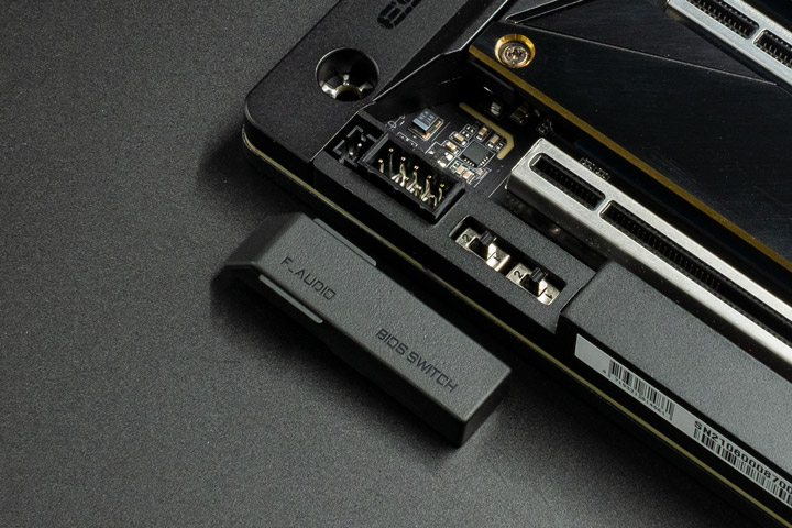 PCIe 插槽旁有可拆式上蓋來切換 BIOS 及連接機殼的前面板音效。