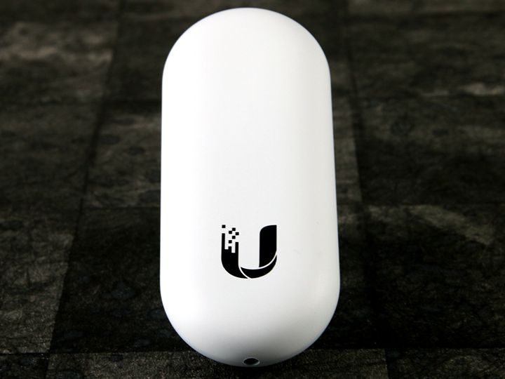 和UA Pro搭配使用的UA Lite，多半是應用在門戶離去記錄上，雖然沒有攝影鏡頭和顯示螢幕，但卻額外提供Hand Wave手勢揮動感應功能。 ▲ 每一套UniFi Access Starter Kit均提供20張符合NFC規範的UA Card。