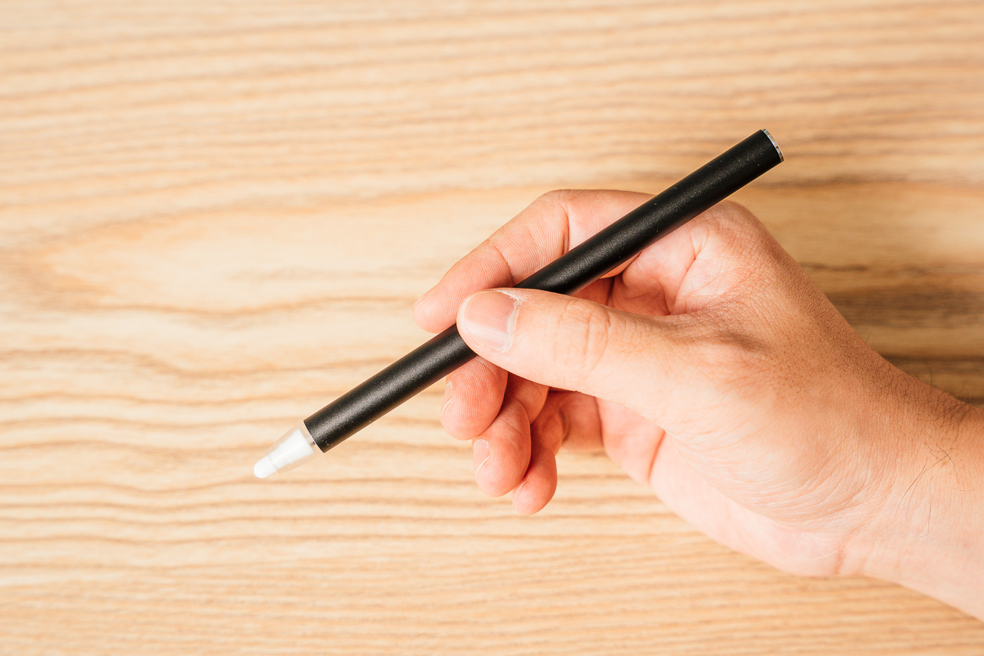 TU1 十分獨特的功能之一就是觸控，利用專屬紅外線感測的觸控筆，便可以在投影畫面上進行繪製與註記，且因為觸控筆本體的尺寸設計合宜，因此拿在手中就像一般握持正常的筆，使用相當就手。