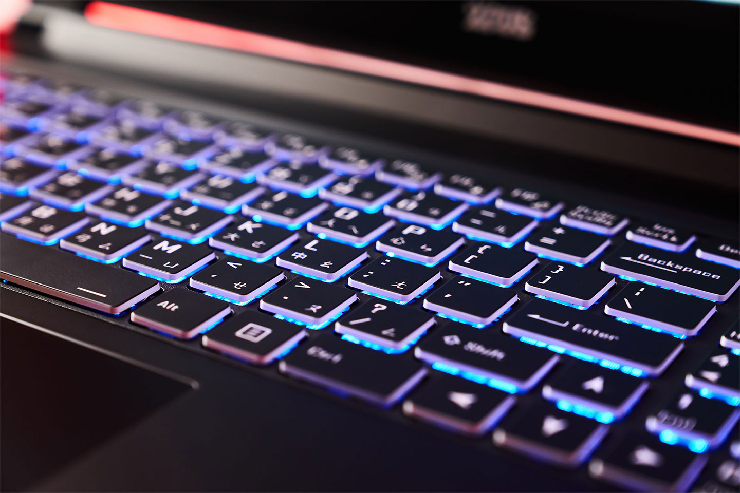鍵盤的鍵帽四週為半透明設計，加上 15 色多彩背光，可多段調整亮度的功能，更能帶來更好 RGB 燈光效果。