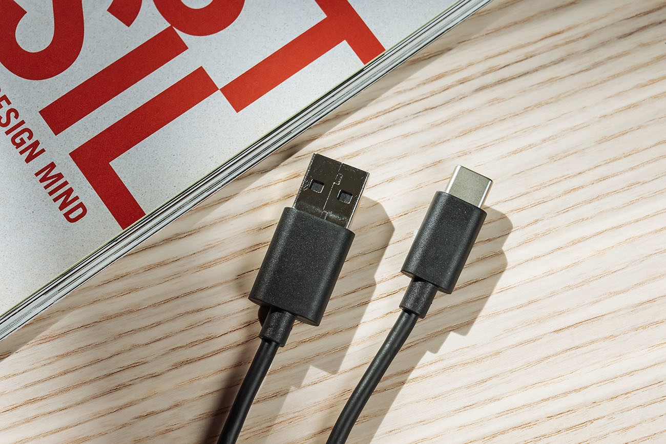 YH-L700A 附的另一組線材是 USB-C 轉 USB-A 充電線。