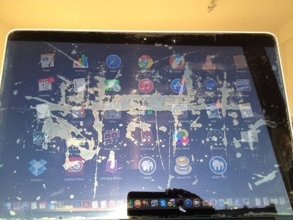 MacBook Pro 螢幕塗層脫落，圖片來源：MacRumors