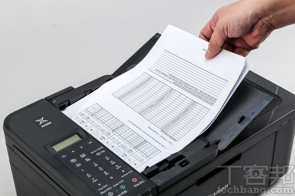 具備自動送稿器或是大容量紙匣的事務機種，雖然尺寸會比一般印表機略大，不過卻能夠提高不少工作效率。