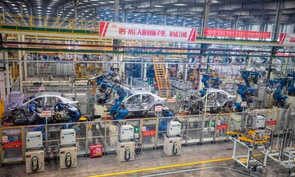位於陝西西安的比亞迪工廠用來組裝電動汽車的生產線。國要求汽車製造商負責回收電池，目前國回收的鋰離電池超過了世界其他國家的總和。圖片來源：The Guardian